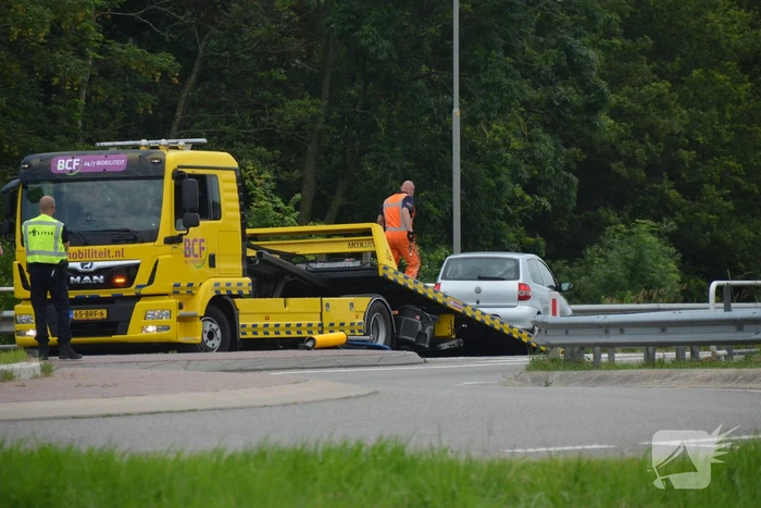 Auto belandt in vangrail