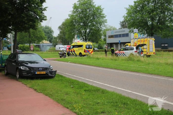 Motorfiets en auto botsen tegen elkaar