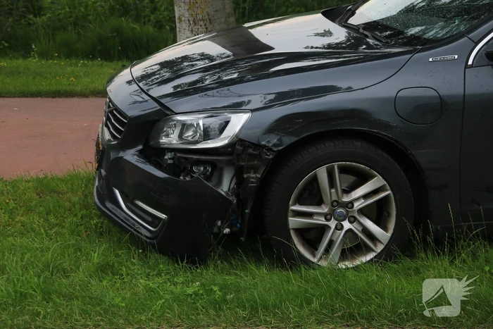 Motorfiets en auto botsen tegen elkaar