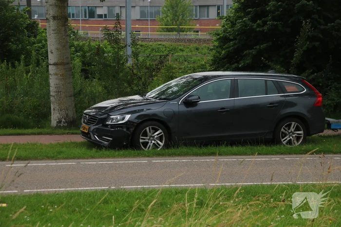 Motorfiets en auto botsen tegen elkaar