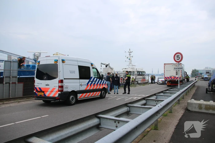 Politie haalt lichaam uit water Westelijk Havengebied