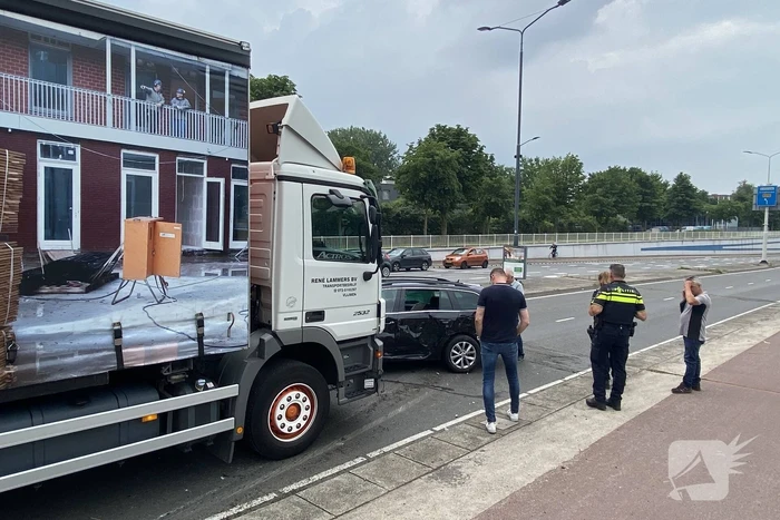 Vrachtwagen botst op auto tijdens voorsorteren