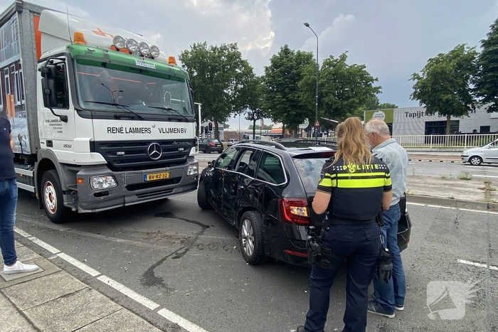 Vrachtwagen botst op auto tijdens voorsorteren