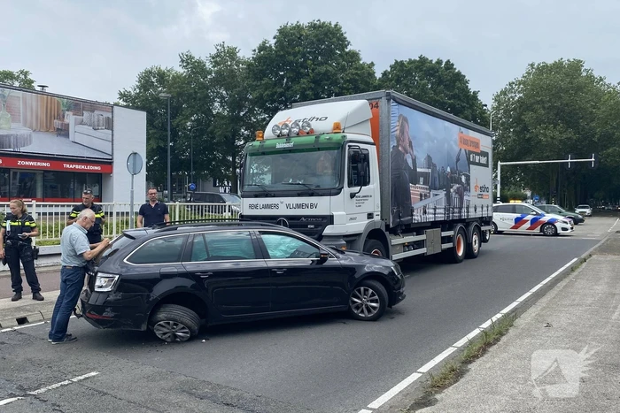 Vrachtwagen botst op auto tijdens voorsorteren