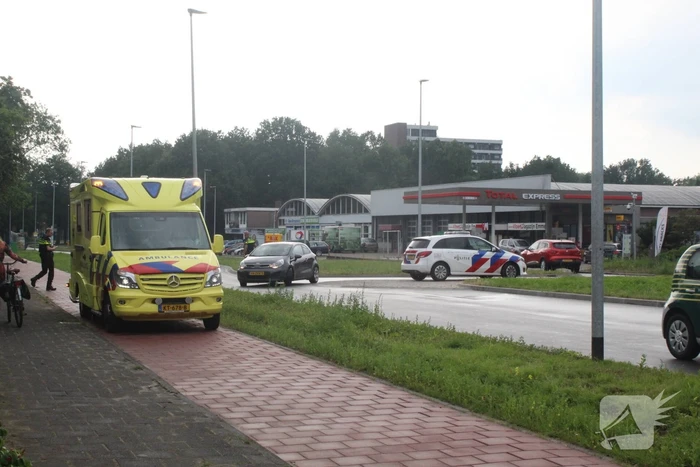 Twee bezorgscooters botsen op elkaar