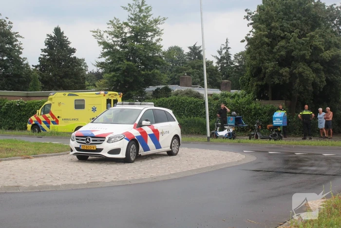 Twee bezorgscooters botsen op elkaar
