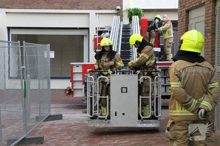 Brandweer doet onderzoek naar mogelijke brand op dak Museum W