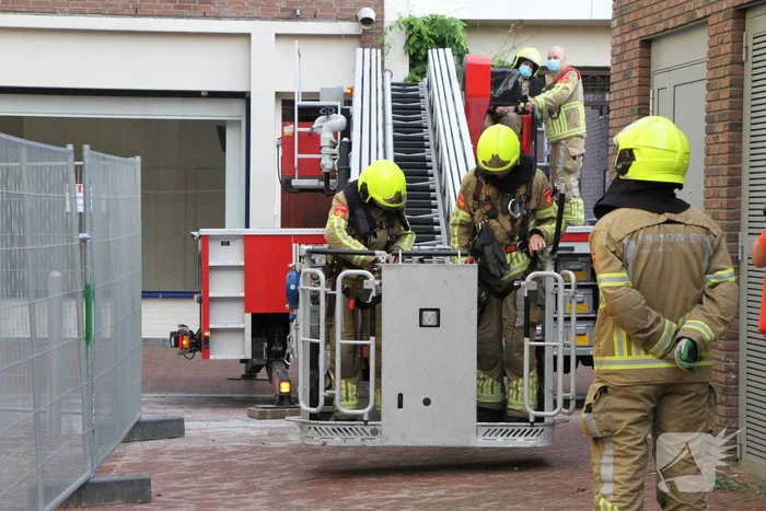 Brandweer doet onderzoek naar mogelijke brand op dak Museum W