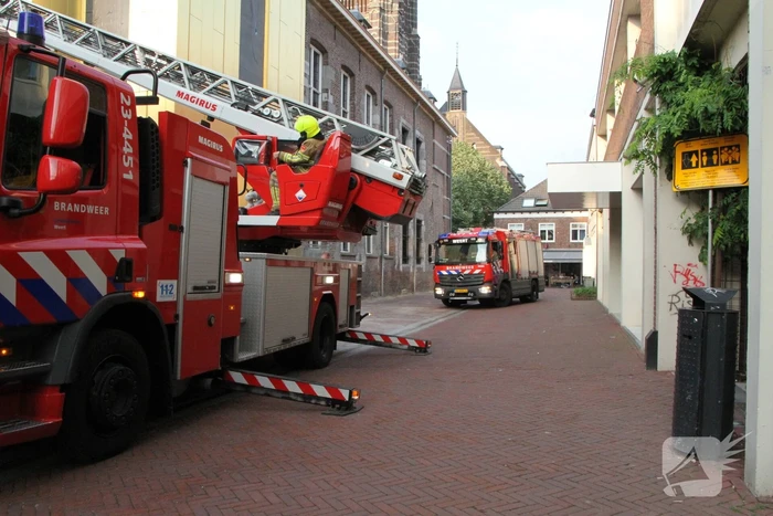 Brandweer doet onderzoek naar mogelijke brand op dak Museum W
