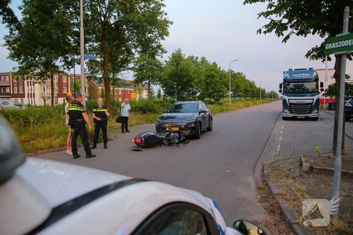 Auto botst op brommerrijder op bedrijventerrein Zuidpolder