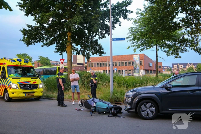 Auto botst op brommerrijder op bedrijventerrein Zuidpolder