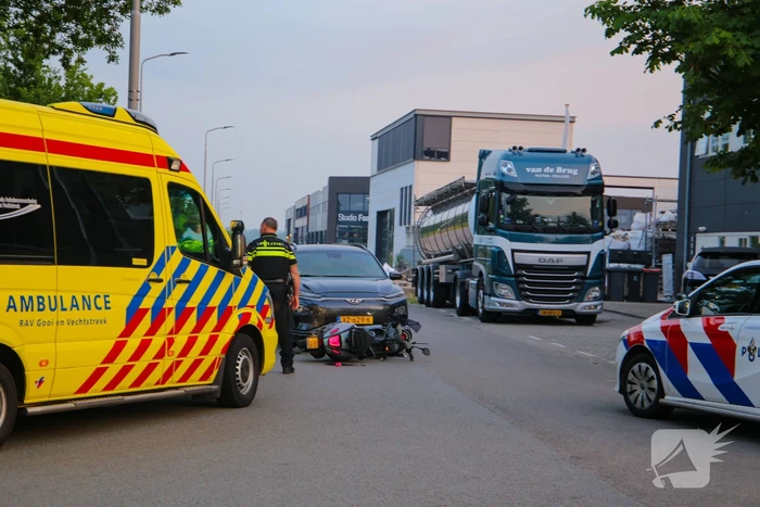 Auto botst op brommerrijder op bedrijventerrein Zuidpolder