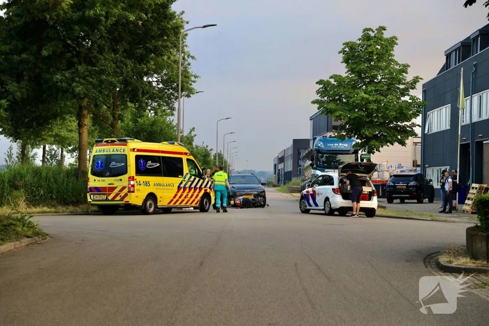 Auto botst op brommerrijder op bedrijventerrein Zuidpolder