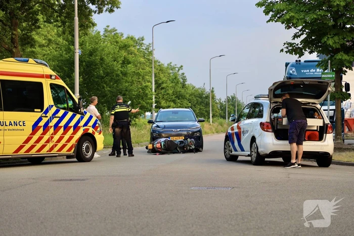Auto botst op brommerrijder op bedrijventerrein Zuidpolder