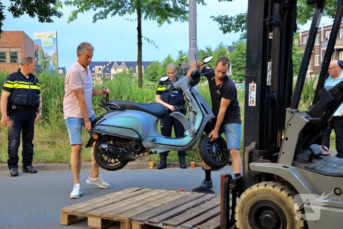 Auto botst op brommerrijder op bedrijventerrein Zuidpolder
