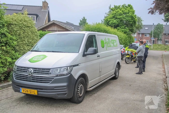 Meisje op fiets raakt gewond bij aanrijding met bestelbus