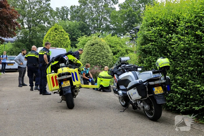 Meisje op fiets raakt gewond bij aanrijding met bestelbus