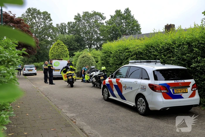Meisje op fiets raakt gewond bij aanrijding met bestelbus
