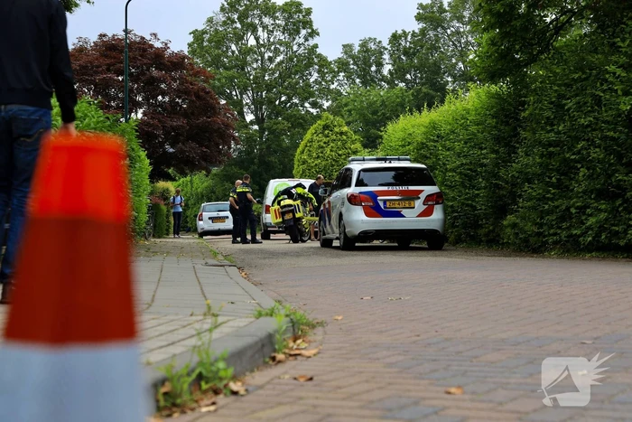 Meisje op fiets raakt gewond bij aanrijding met bestelbus