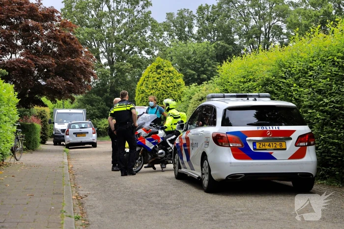 Meisje op fiets raakt gewond bij aanrijding met bestelbus