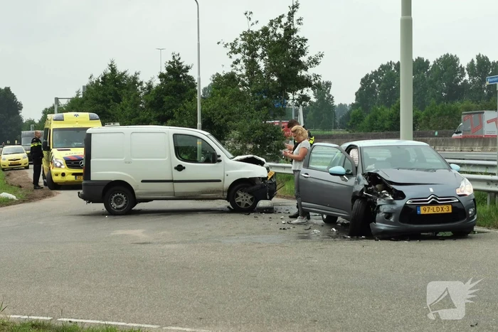Personenwagen en bestelbus botsen op kruising