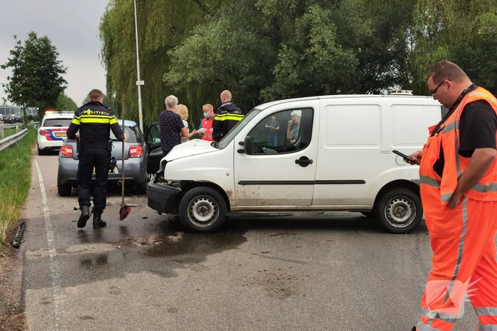 Personenwagen en bestelbus botsen op kruising