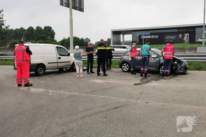 Personenwagen en bestelbus botsen op kruising
