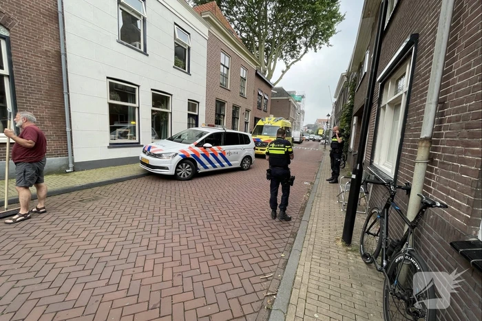 Wielrenner botst achterop auto