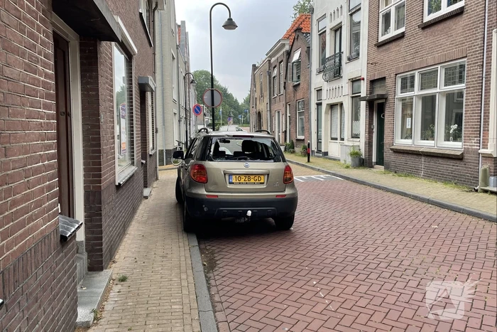 Wielrenner botst achterop auto