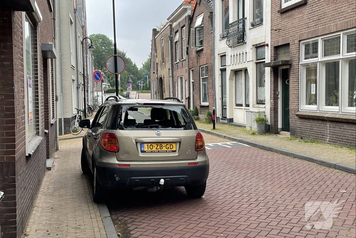 Wielrenner botst achterop auto