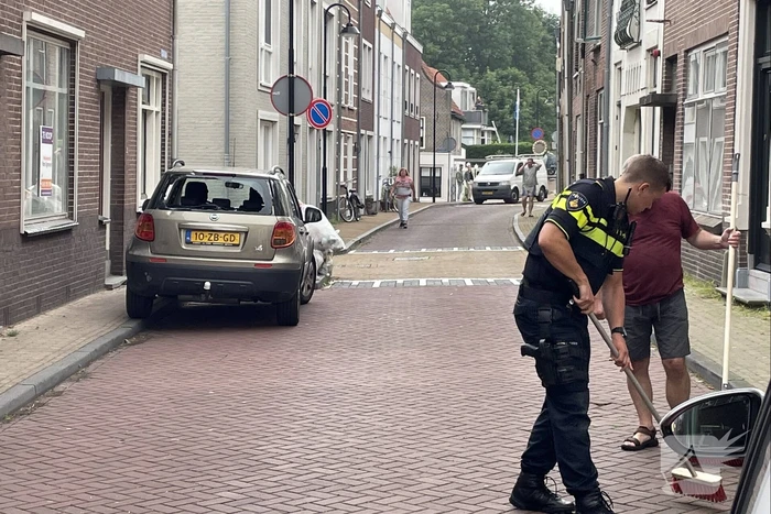 Wielrenner botst achterop auto