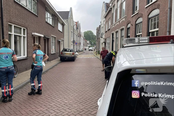 Wielrenner botst achterop auto
