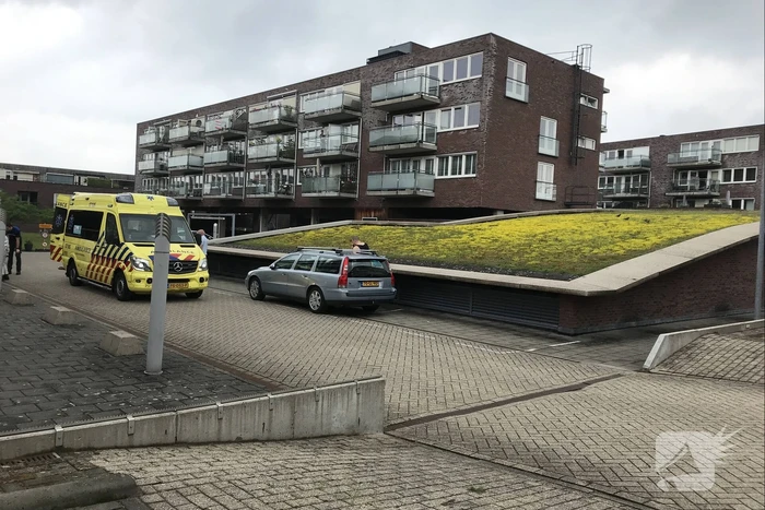 Vrouw gaat onderuit met fiets en raakt gewond