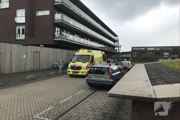 Vrouw gaat onderuit met fiets en raakt gewond