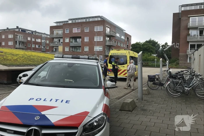 Vrouw gaat onderuit met fiets en raakt gewond
