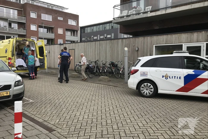 Vrouw gaat onderuit met fiets en raakt gewond
