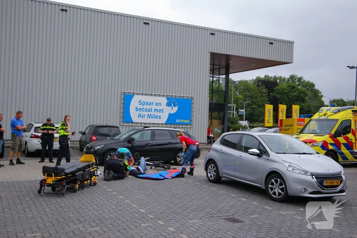 Fietser geschept op parkeerterrein Praxis