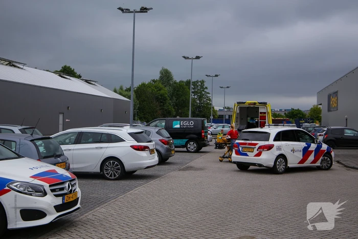 Fietser geschept op parkeerterrein Praxis
