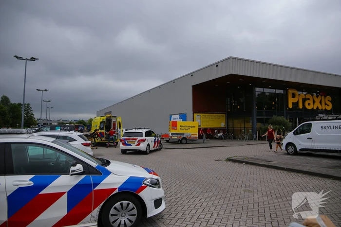 Fietser geschept op parkeerterrein Praxis