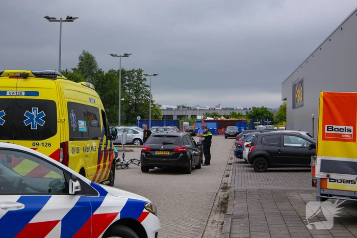 Fietser geschept op parkeerterrein Praxis