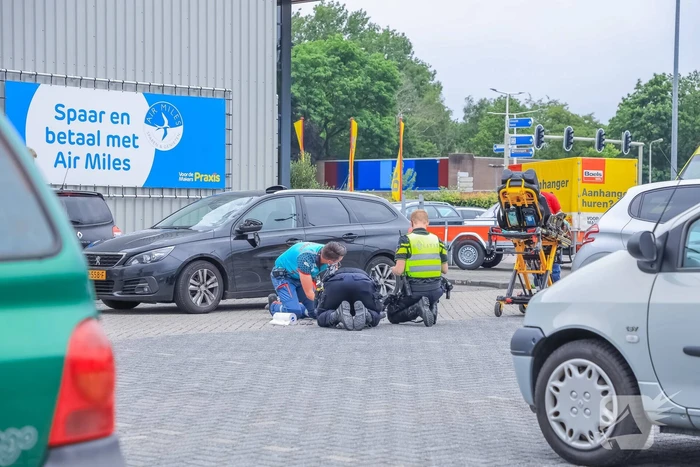 Fietser geschept op parkeerterrein Praxis