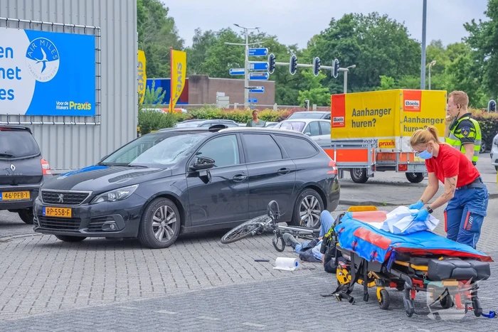Fietser geschept op parkeerterrein Praxis