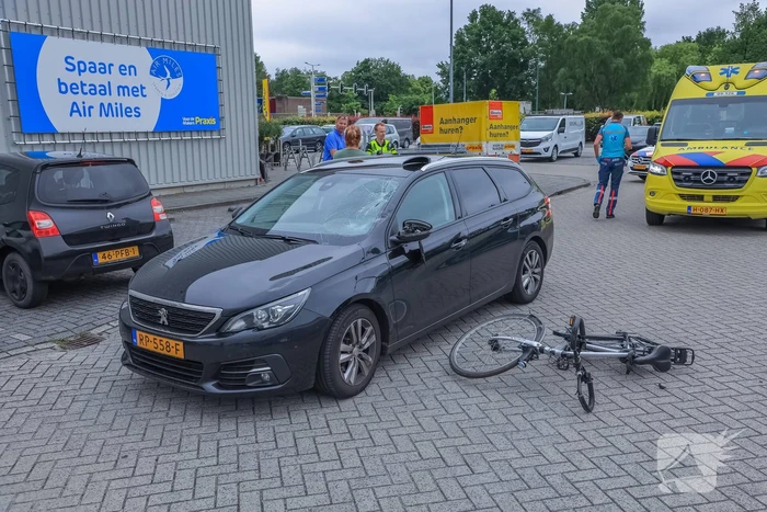 Fietser geschept op parkeerterrein Praxis