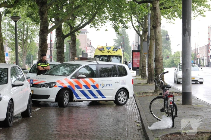 Vrouw valt en raakt gewond