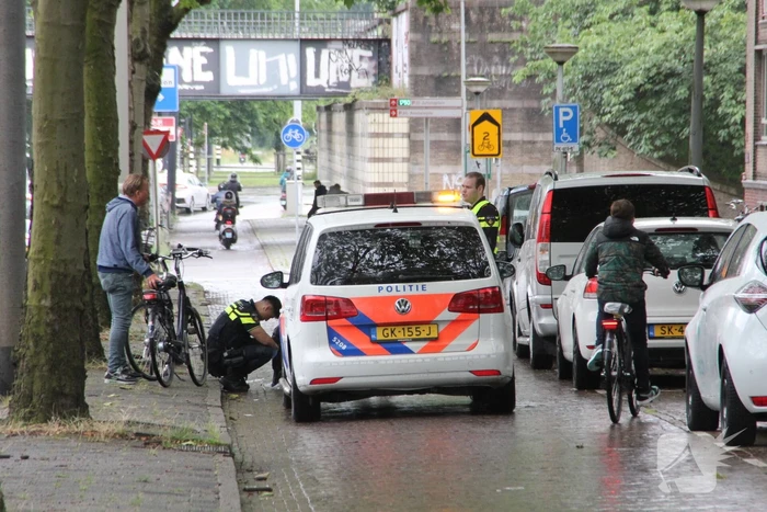 Vrouw valt en raakt gewond