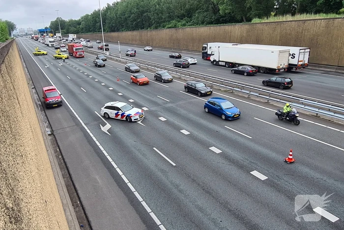 Twee bestelbussen en vrachtwagen betrokken bij ongeval onder Gouwe Aquaduct