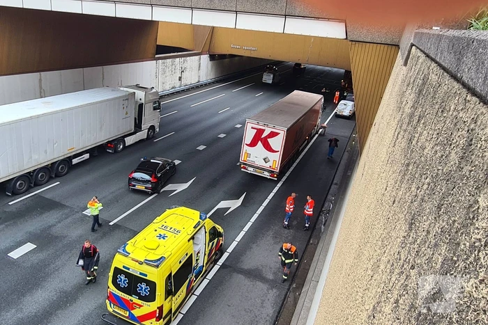 Twee bestelbussen en vrachtwagen betrokken bij ongeval onder Gouwe Aquaduct