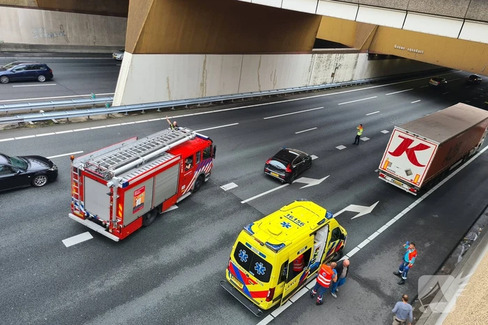 Twee bestelbussen en vrachtwagen betrokken bij ongeval onder Gouwe Aquaduct