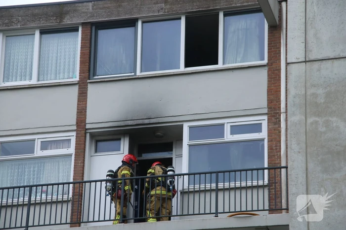 Uitslaande brand verwoest flatwoning in Geuzenveld