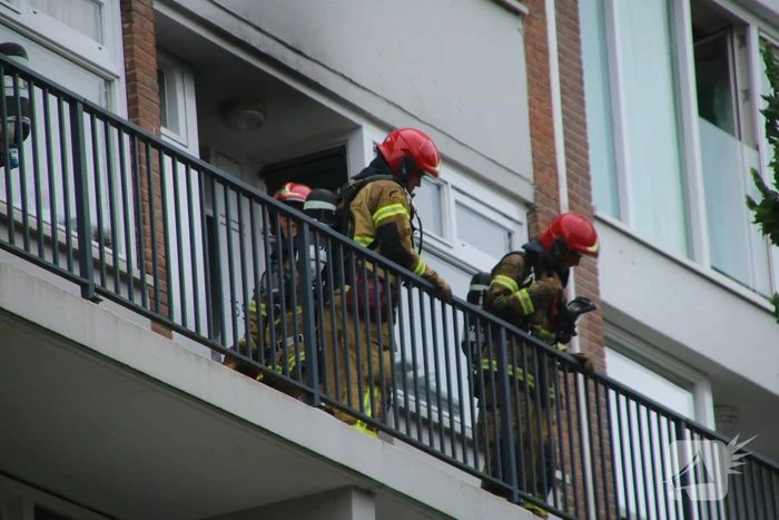 Uitslaande brand verwoest flatwoning in Geuzenveld